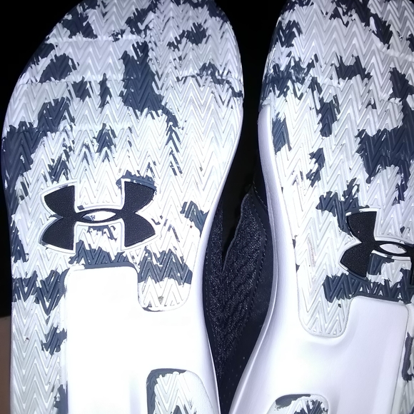 Men's size 10 basketball shoes - Picture 2 of 6